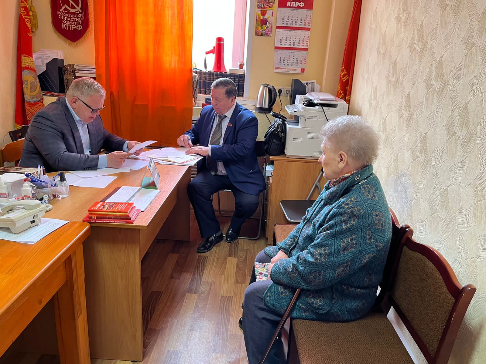 Руководитель фракции КПРФ в Московской областной Думе Александр Наумов провёл приём граждан в Кашире