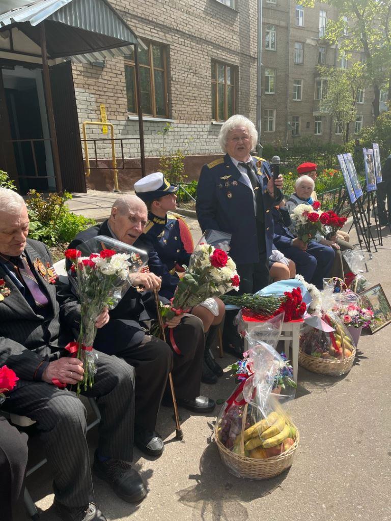 Праздник улицы у дома ветеранов!