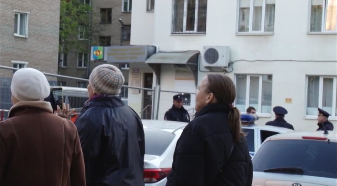 Скверный конфликт под окнами администрации