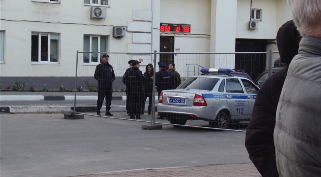 Скверный конфликт под окнами администрации