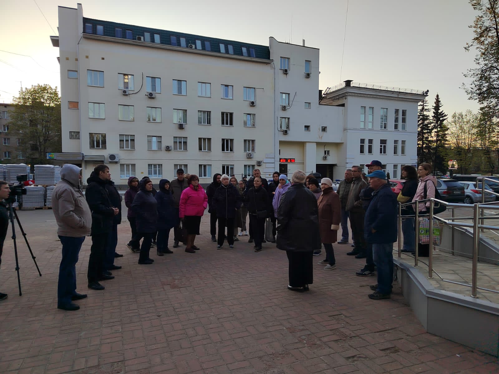 Скверный конфликт под окнами администрации