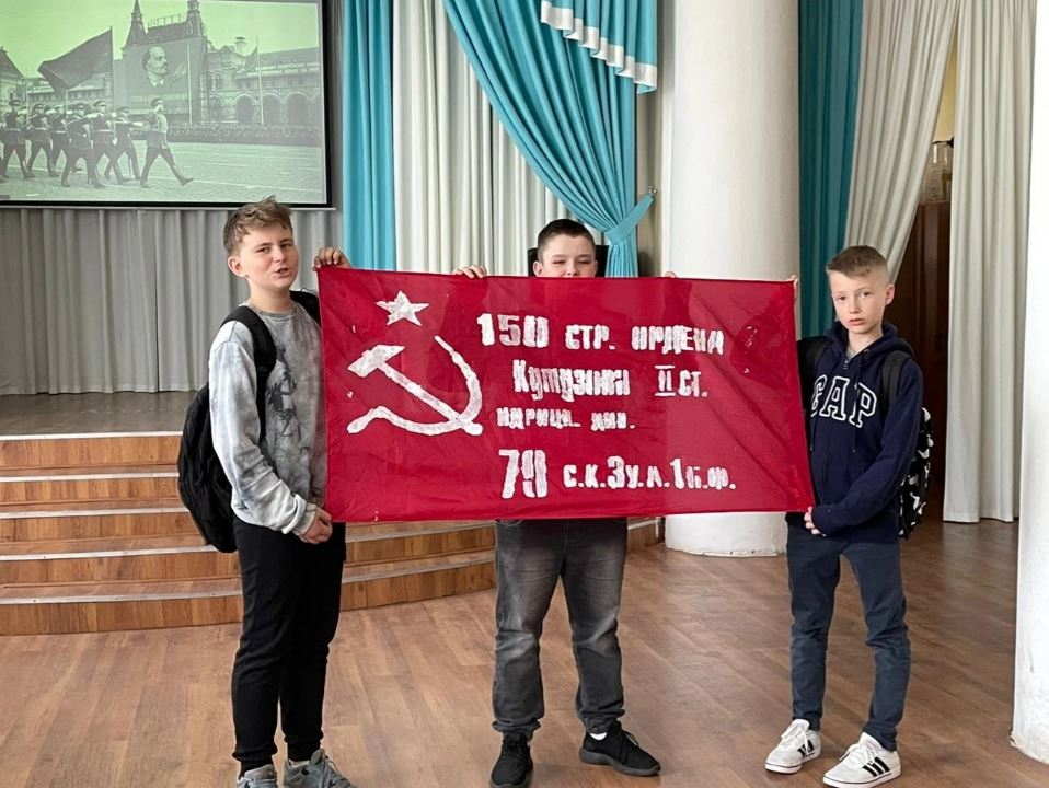 «Знамя нашей Победы» в школы