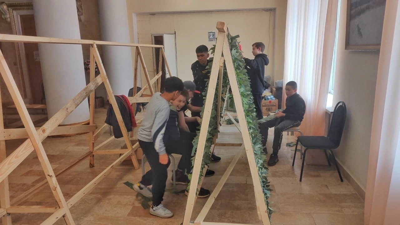 Комсомольцы Дмитрова плетут сети для участников СВО