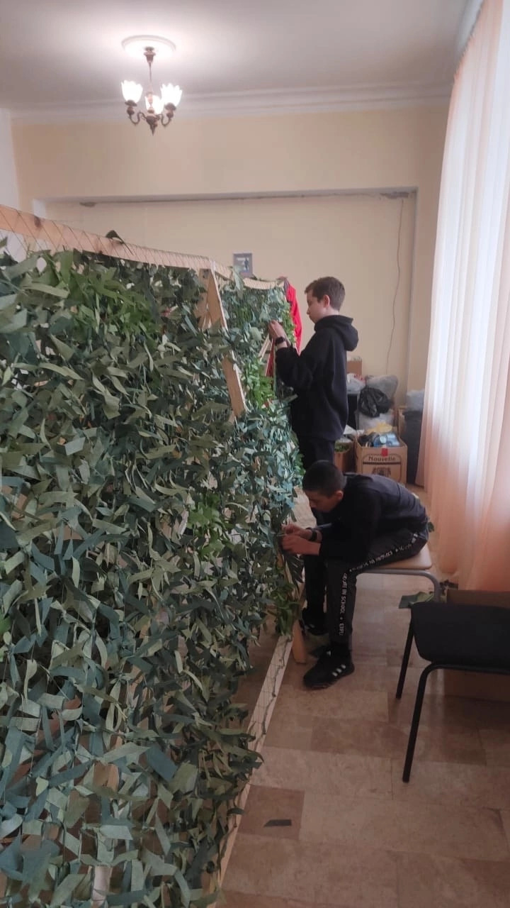 Комсомольцы Дмитрова плетут сети для участников СВО