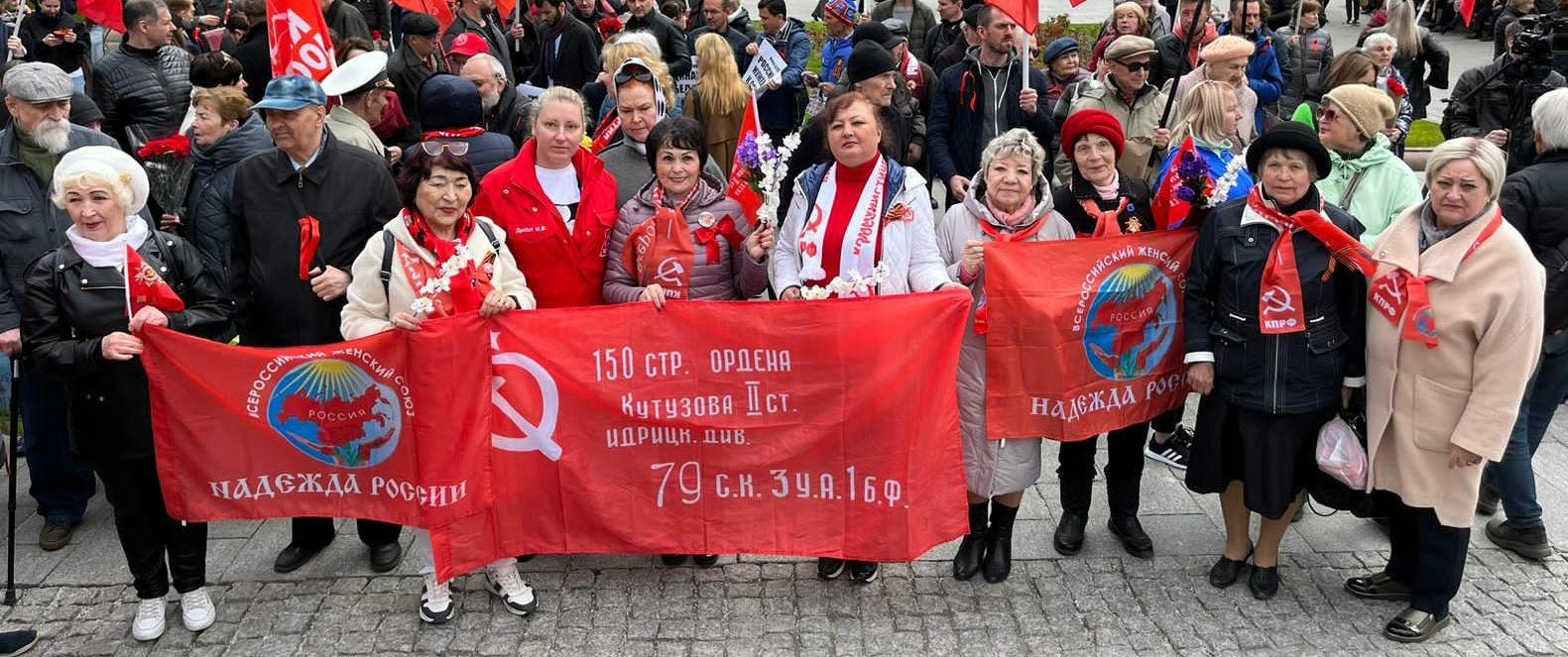 Поклонимся великим тем годам