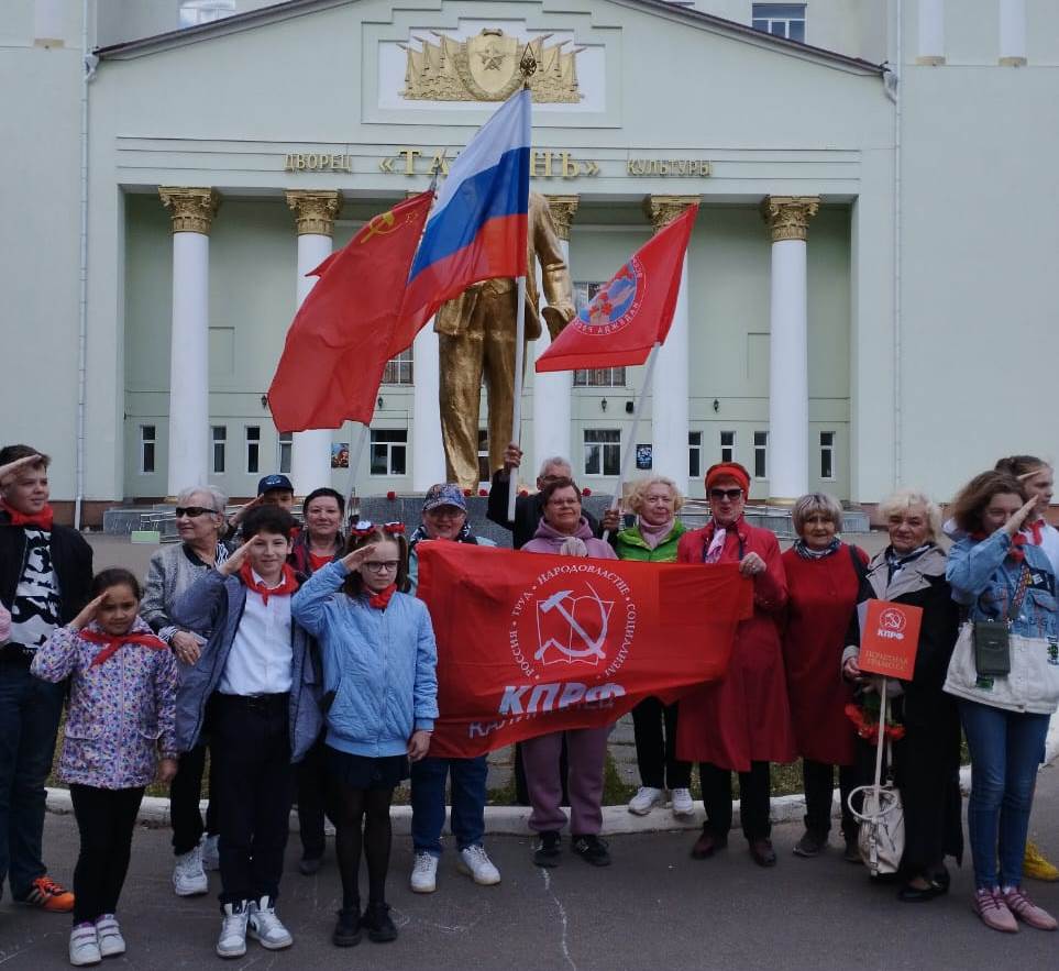 Поклонимся великим тем годам