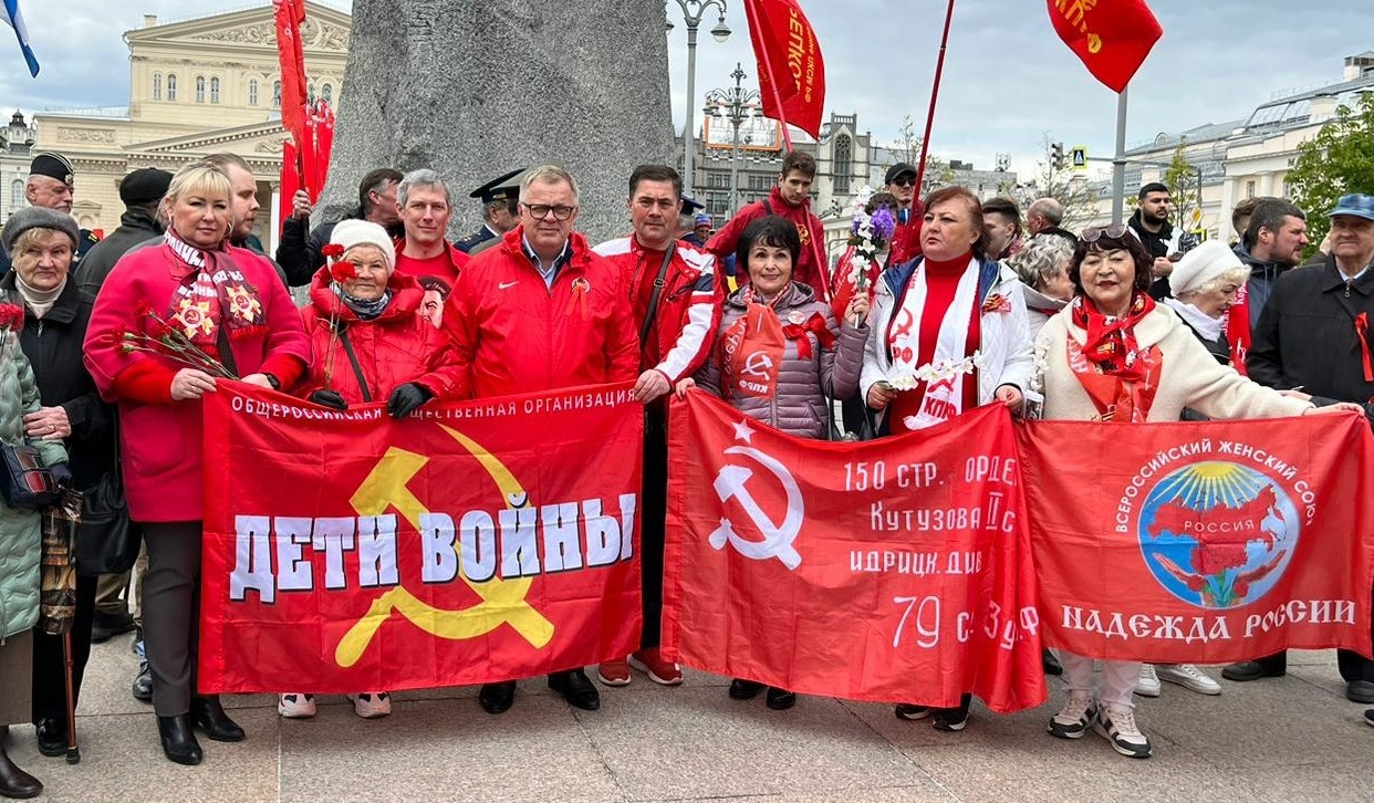 Поклонимся великим тем годам