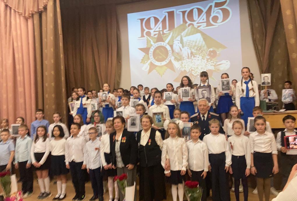 Поклонимся великим тем годам