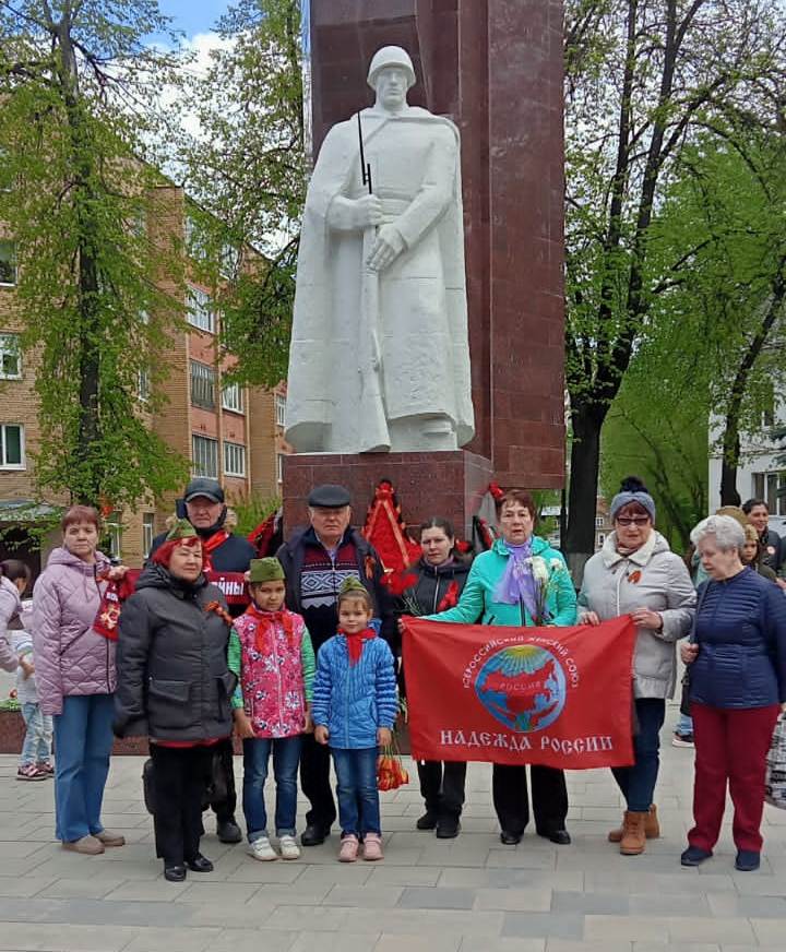Поклонимся великим тем годам