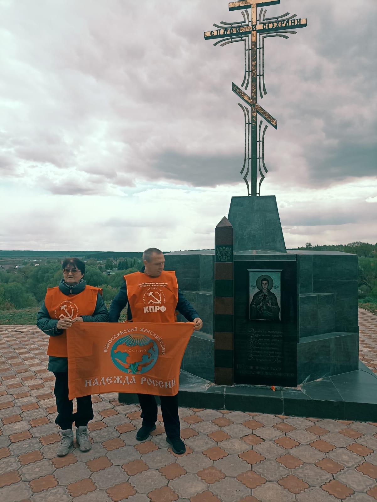Поклонимся великим тем годам