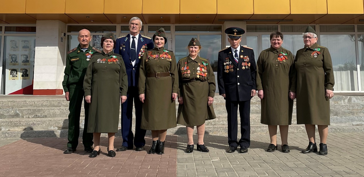Поклонимся великим тем годам