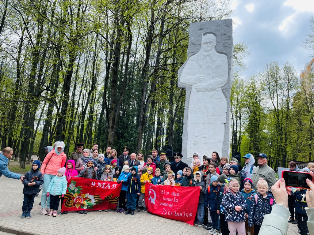 Поклонимся великим тем годам
