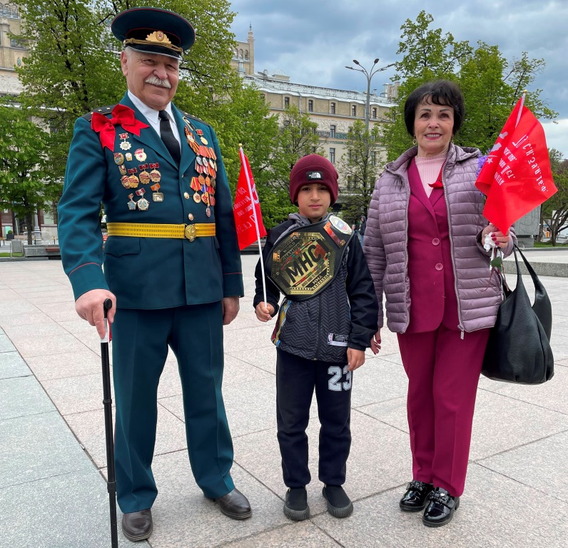 Поклонимся великим тем годам