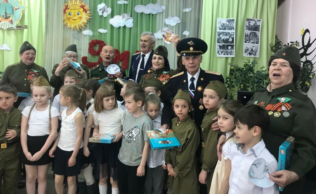 Поклонимся великим тем годам