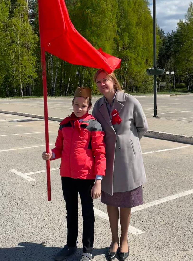 Поклонимся великим тем годам
