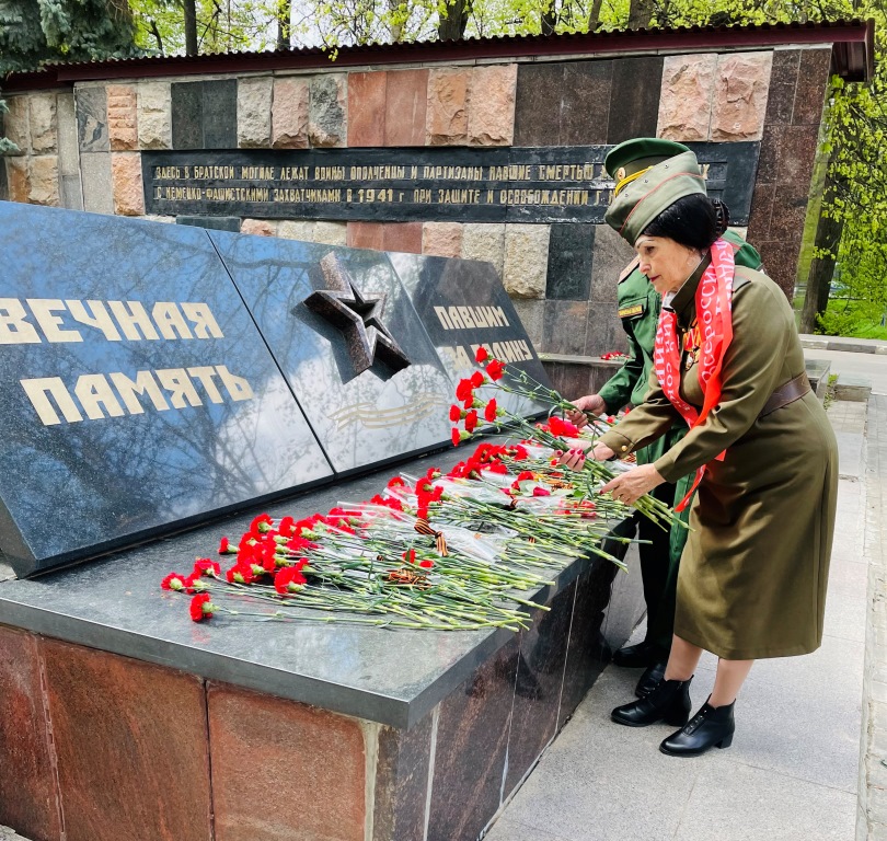 Поклонимся великим тем годам