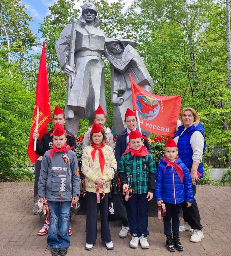 Поклонимся великим тем годам