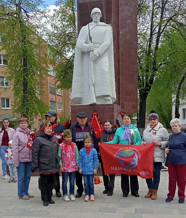Поклонимся великим тем годам