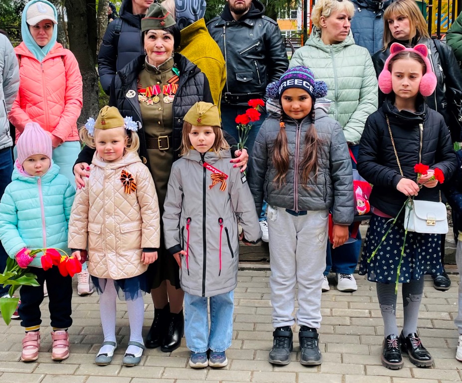 Поклонимся великим тем годам