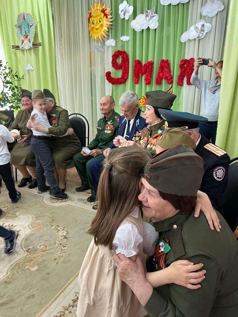 Поклонимся великим тем годам