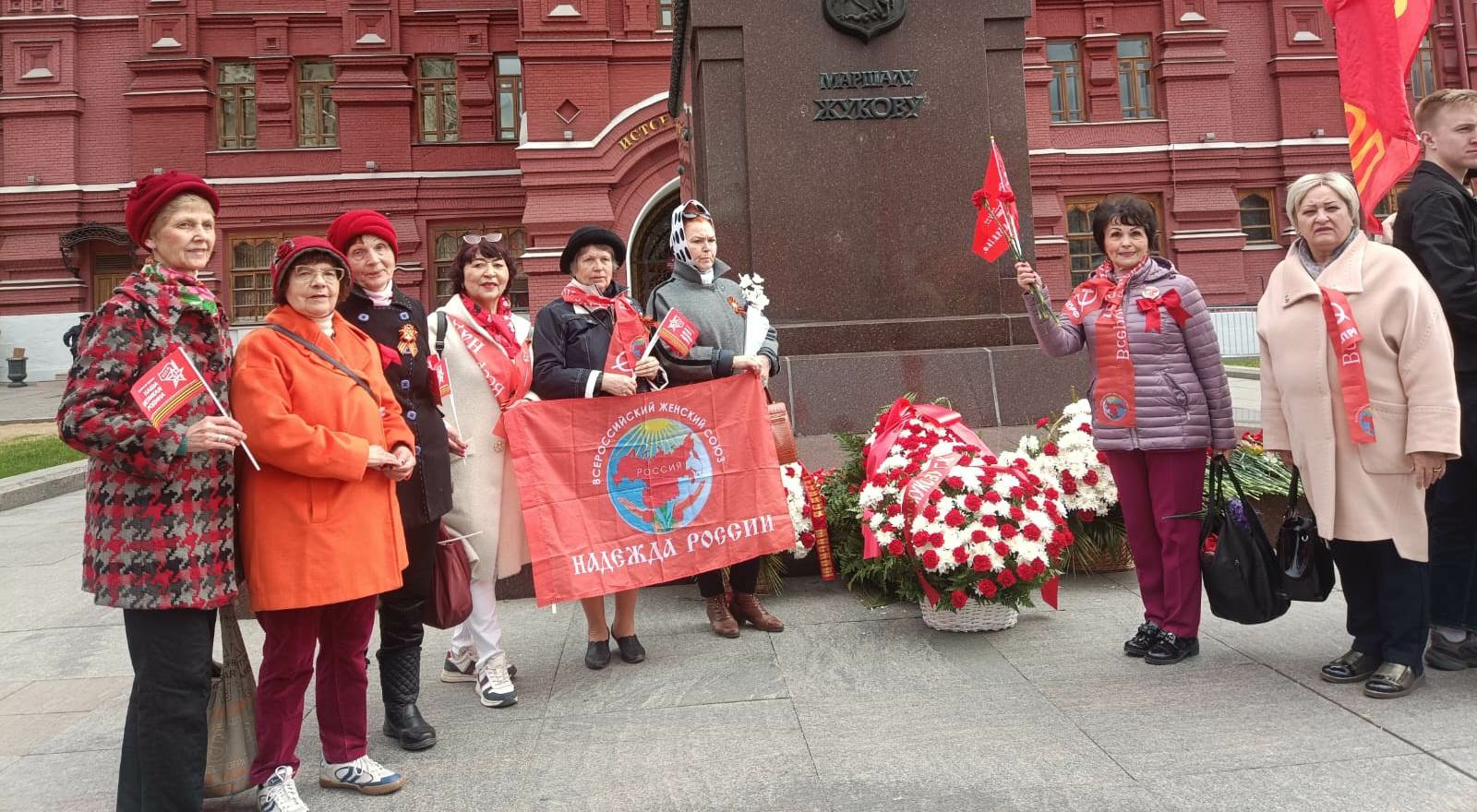 Поклонимся великим тем годам