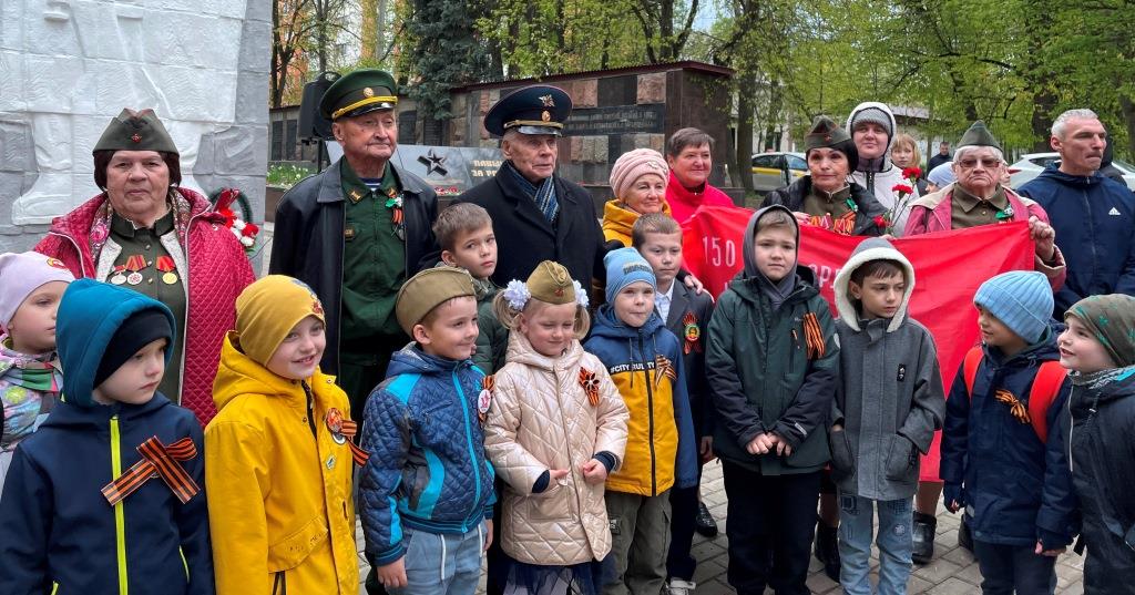 Поклонимся великим тем годам