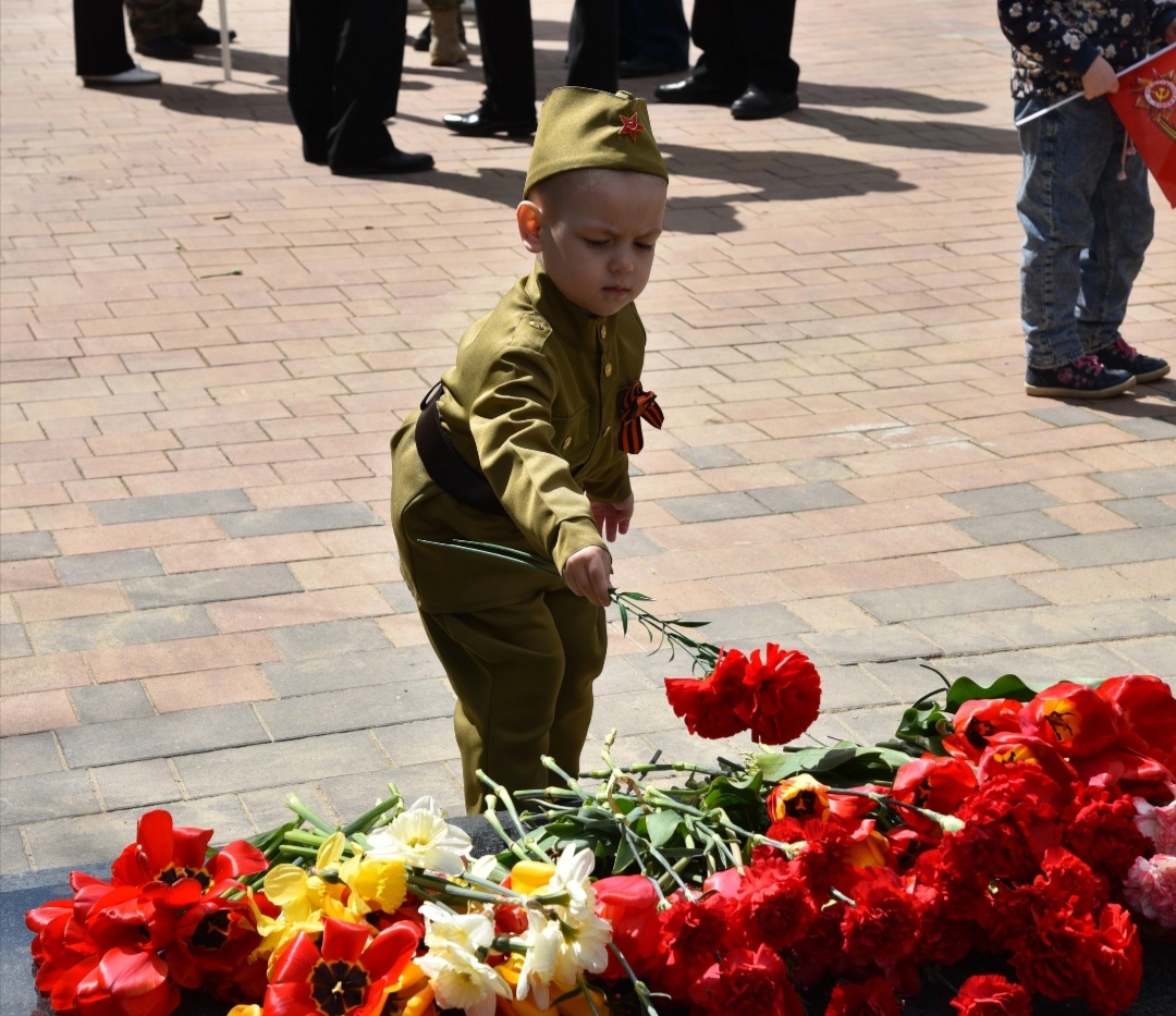 Поклонимся великим тем годам