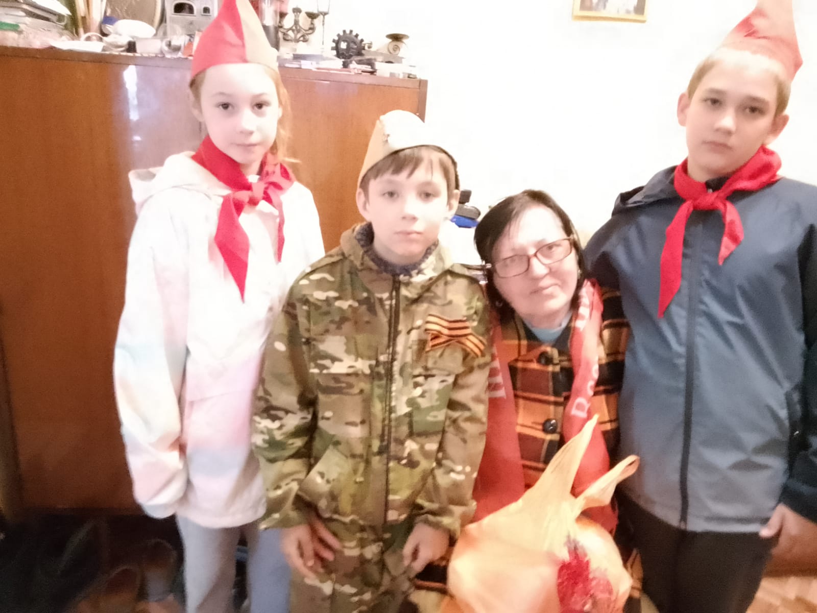 Поклонимся великим тем годам