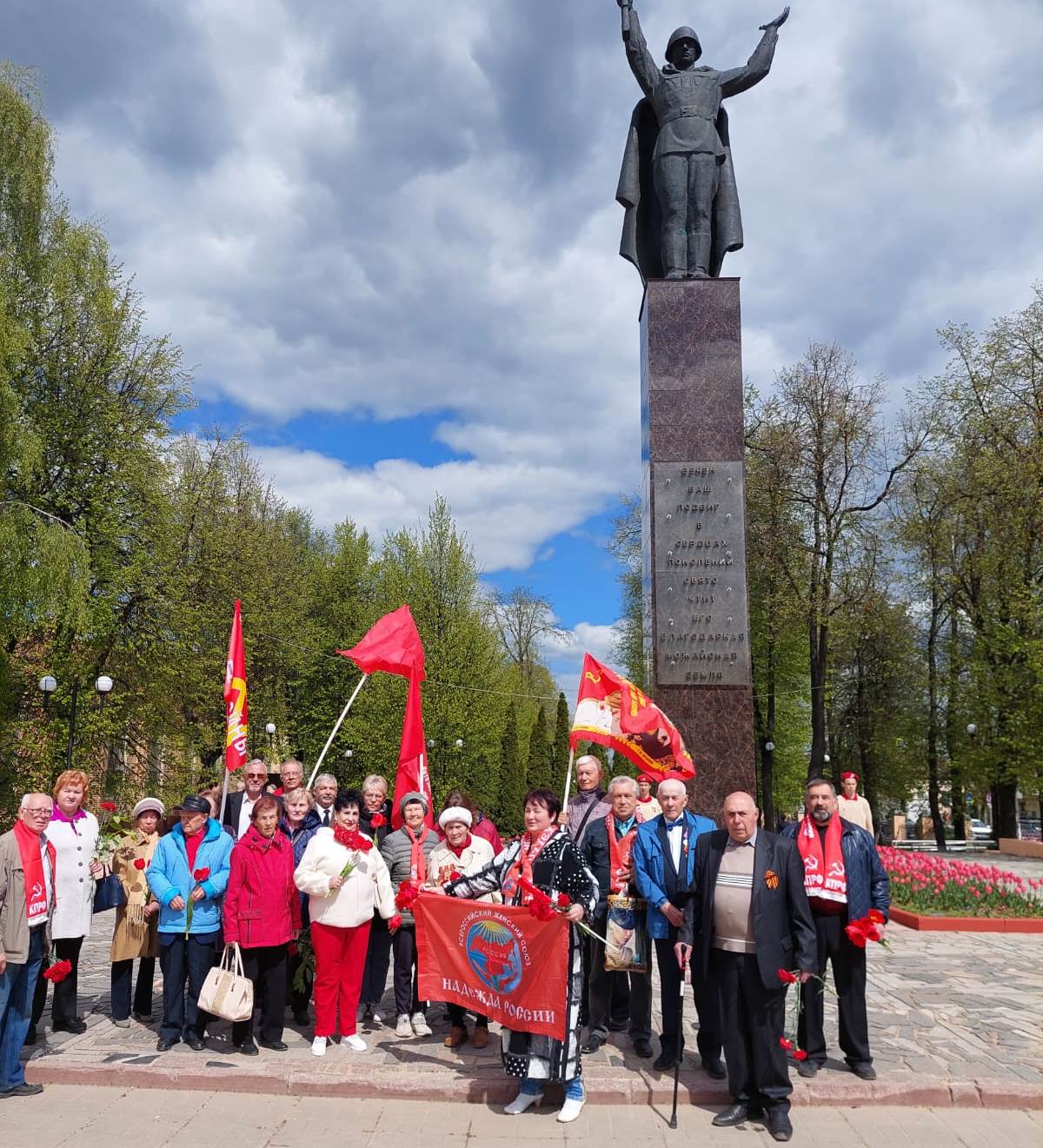 Поклонимся великим тем годам