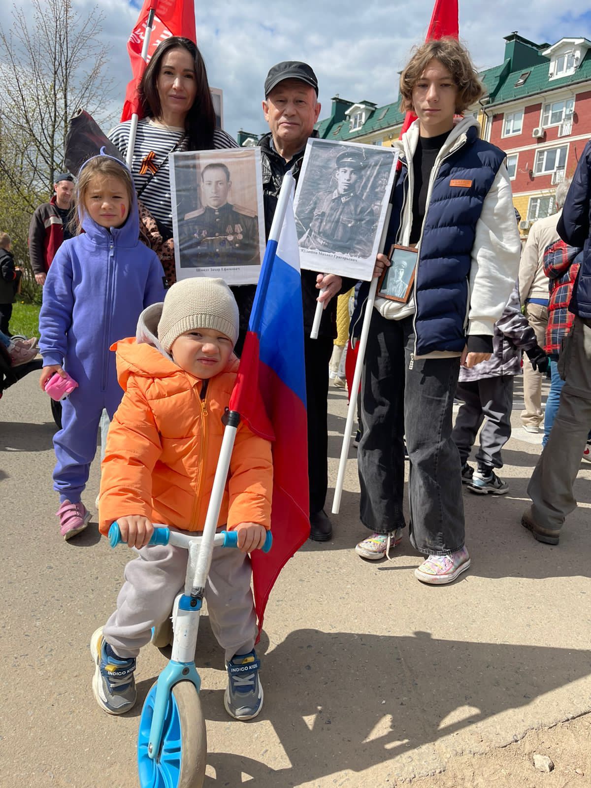 Поклонимся великим тем годам