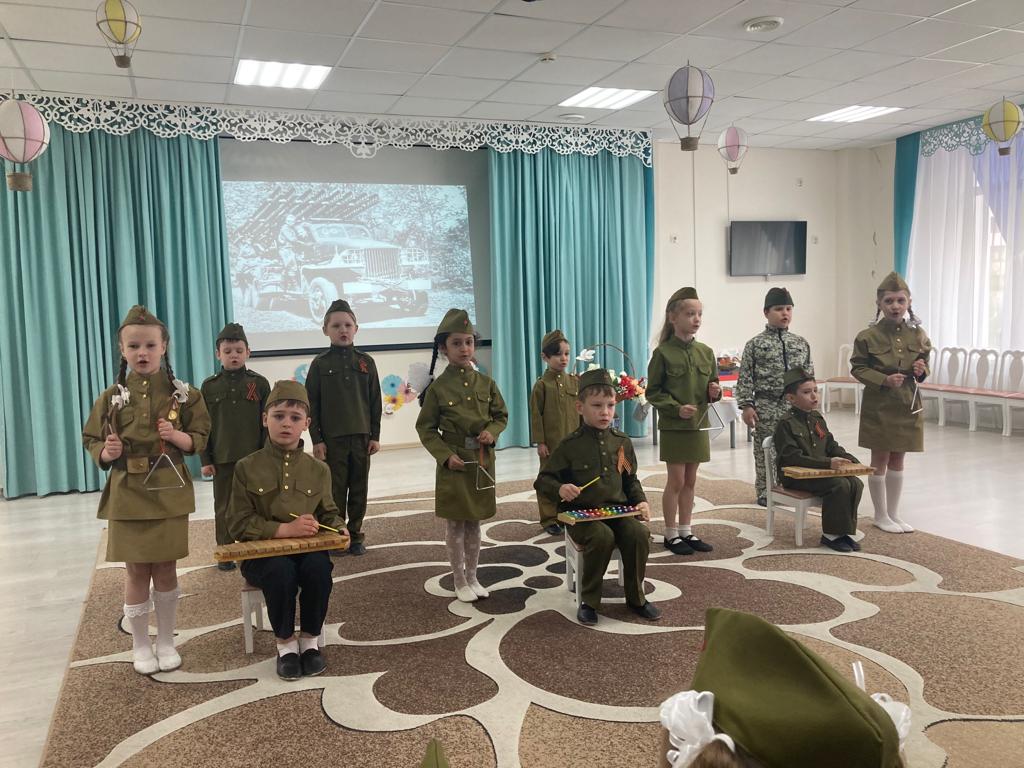 Поклонимся великим тем годам