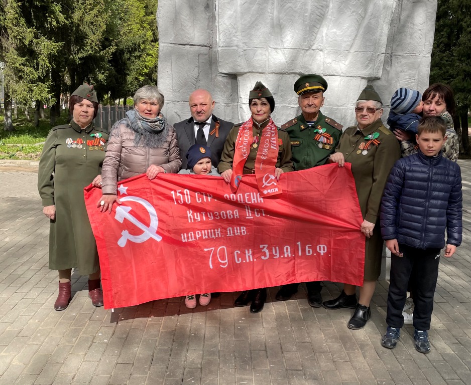 Поклонимся великим тем годам
