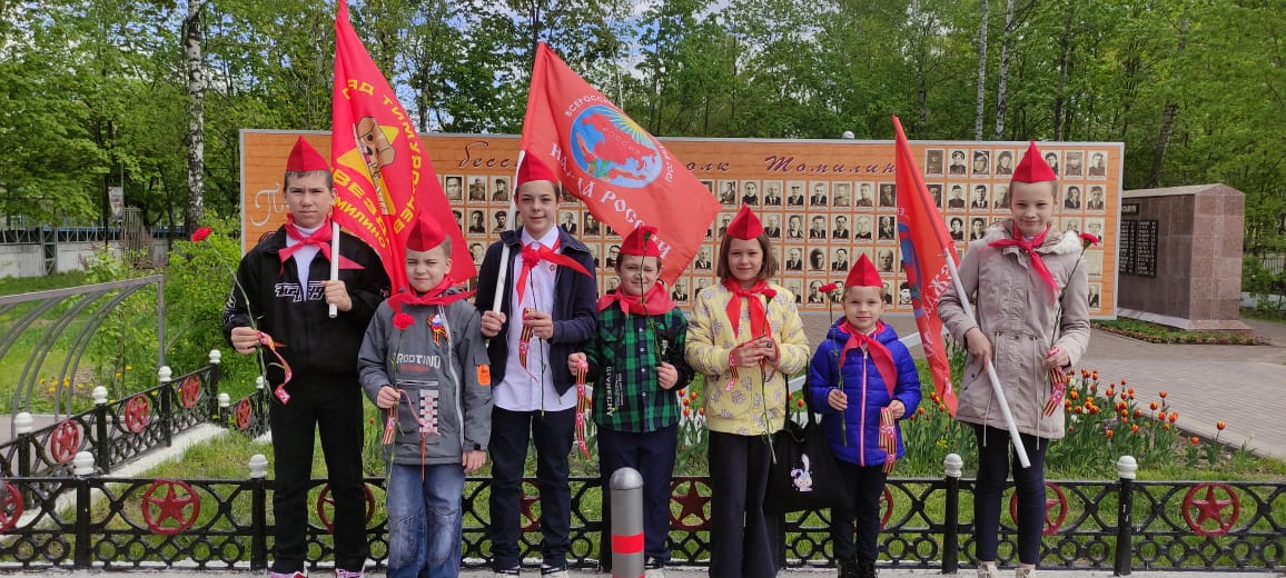 Поклонимся великим тем годам
