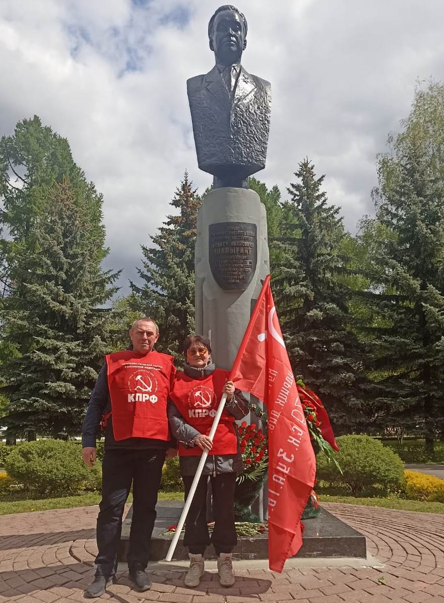 Поклонимся великим тем годам