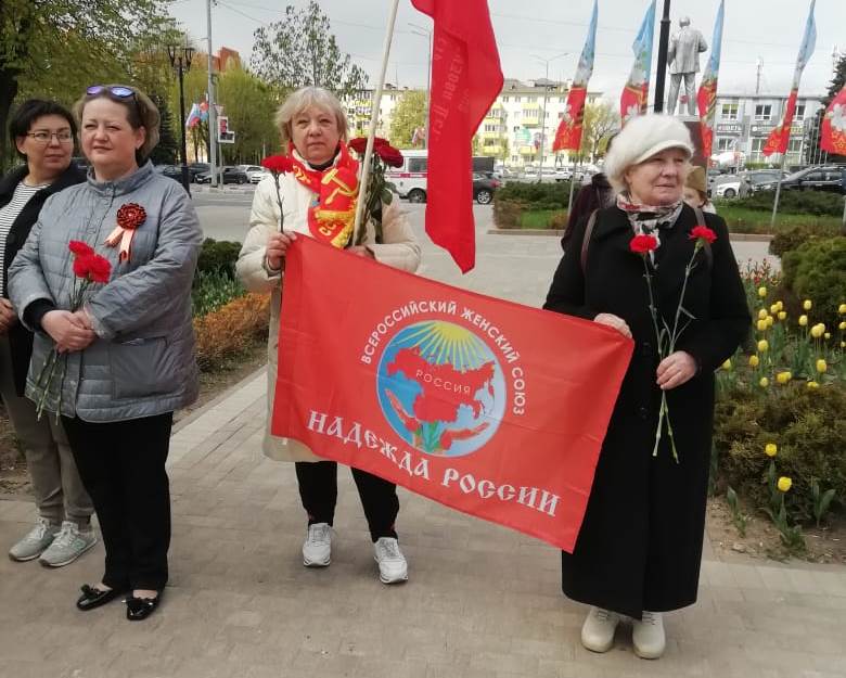 Поклонимся великим тем годам
