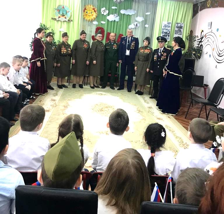Поклонимся великим тем годам