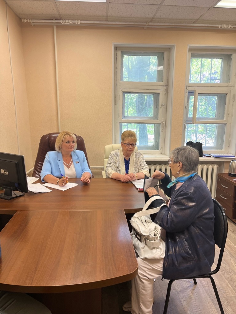 Депутат Мособлдумы от КПРФ Елена Мокринская провела прием жителей