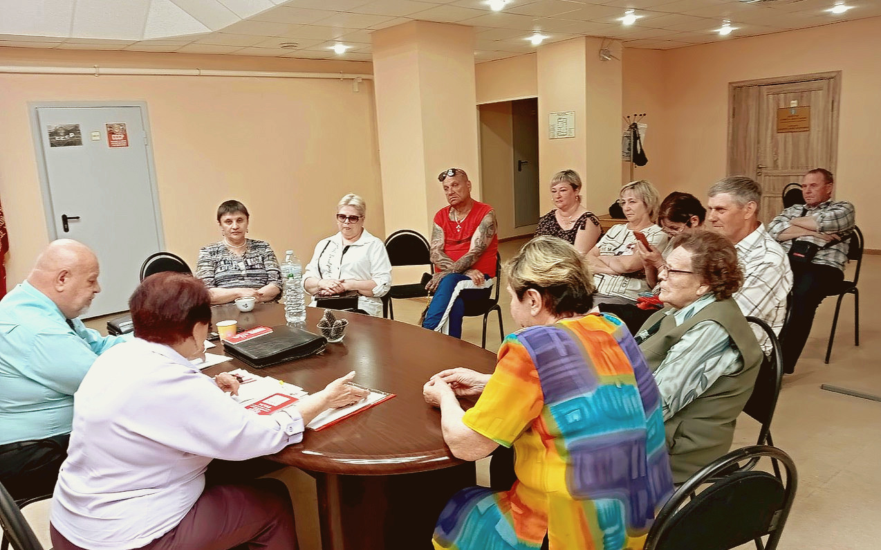 По поручению руководителя фракции КПРФ в Мособлдуме Александра Наумова коммунисты Озер наградили ветеранов