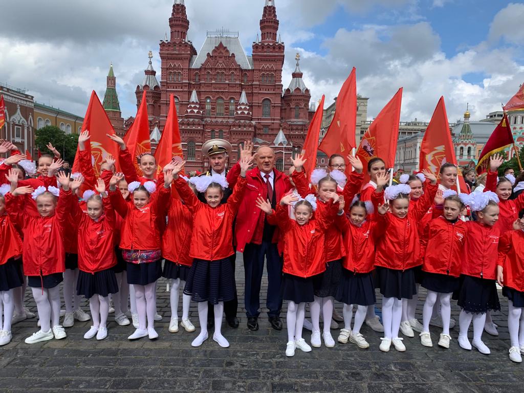 На Красной площади в Москве прошла торжественная линейка, посвященная 101-й годовщине пионерии