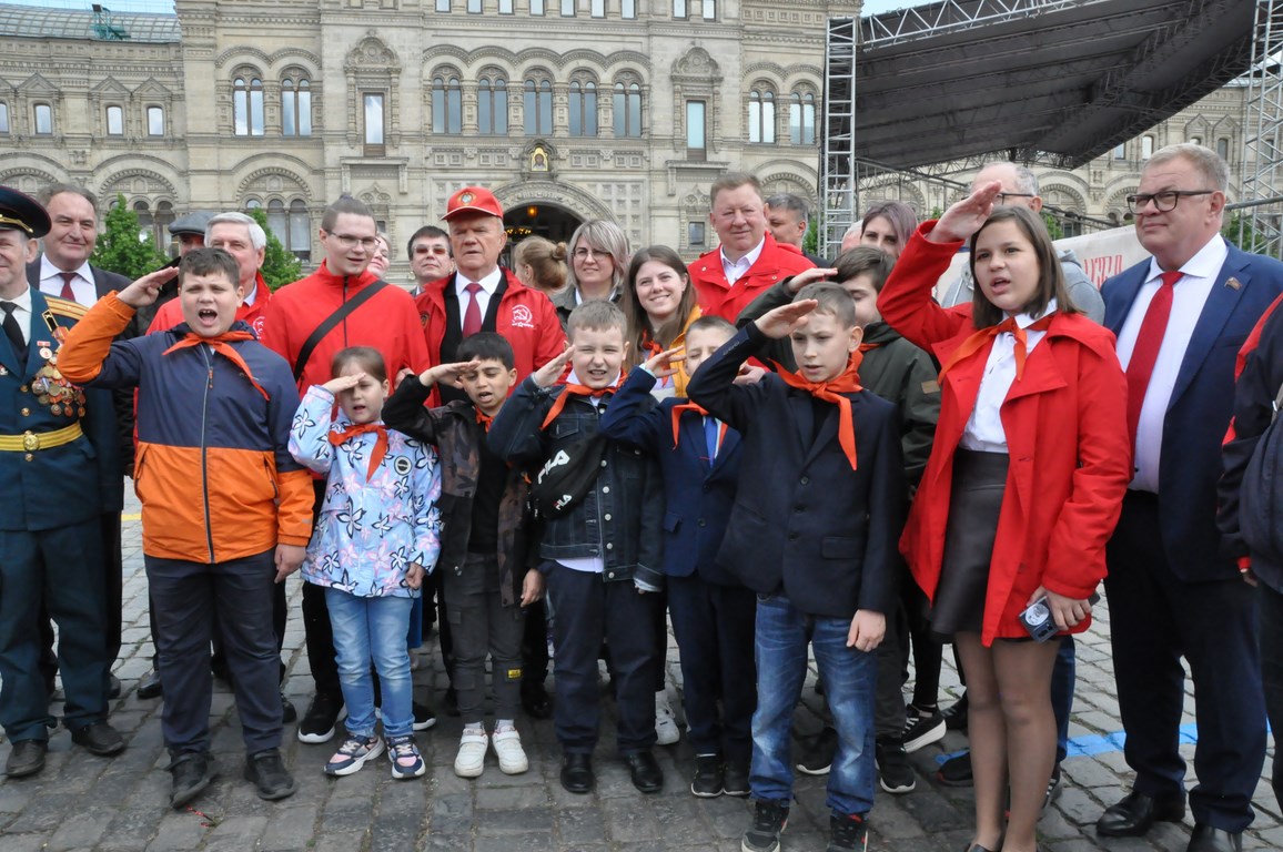 На Красной площади в Москве прошла торжественная линейка, посвященная 101-й годовщине пионерии