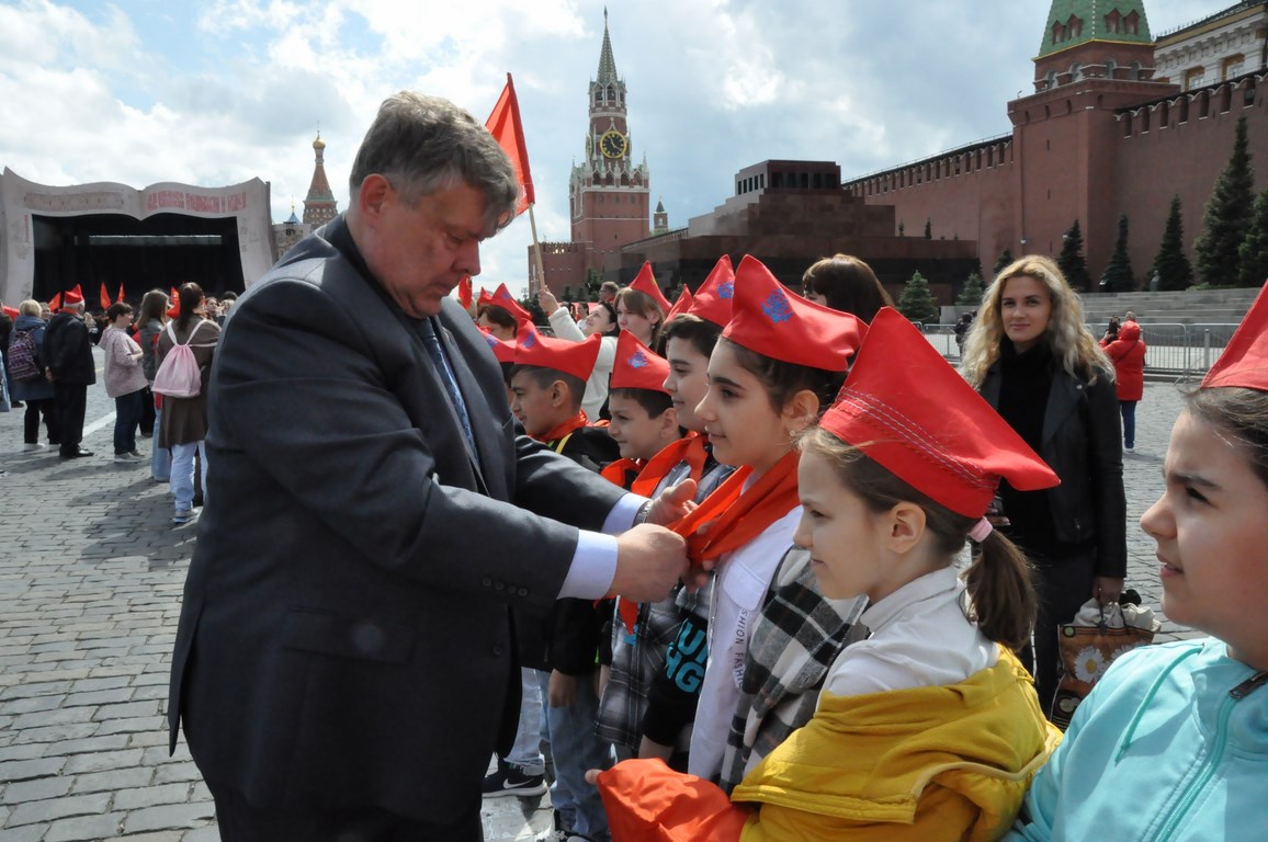 На Красной площади в Москве прошла торжественная линейка, посвященная 101-й годовщине пионерии
