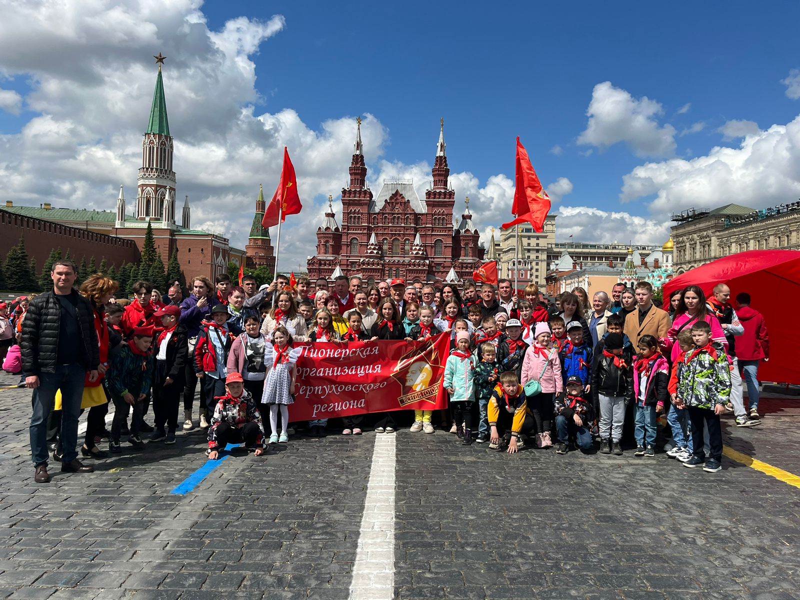 На Красной площади в Москве прошла торжественная линейка, посвященная 101-й годовщине пионерии