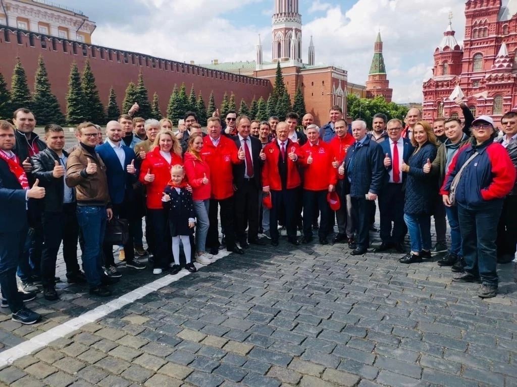 Дмитровские пионеры на торжественной линейке