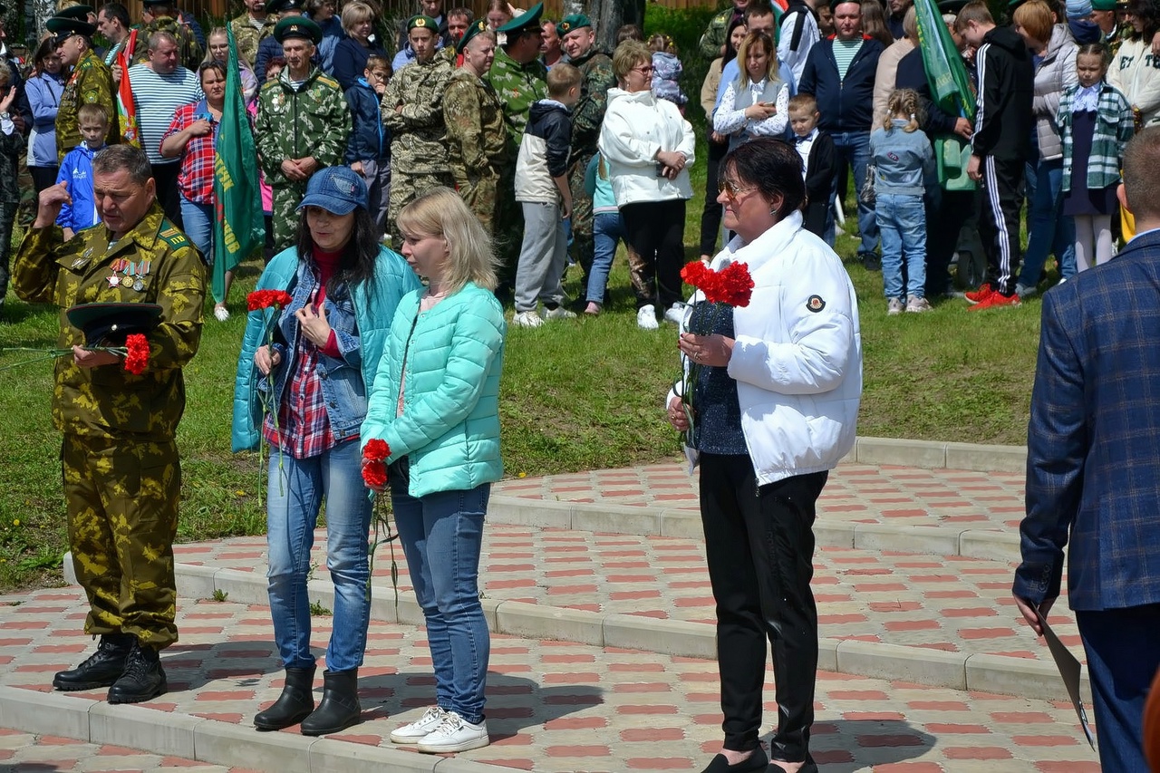 По поручению заместителя Председателя Московской областной Думы Александра Наумова коммунисты Озёр поздравили пограничников