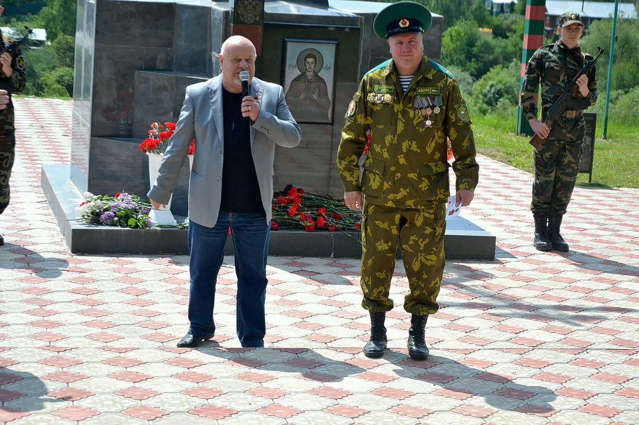 По поручению заместителя Председателя Московской областной Думы Александра Наумова коммунисты Озёр поздравили пограничников