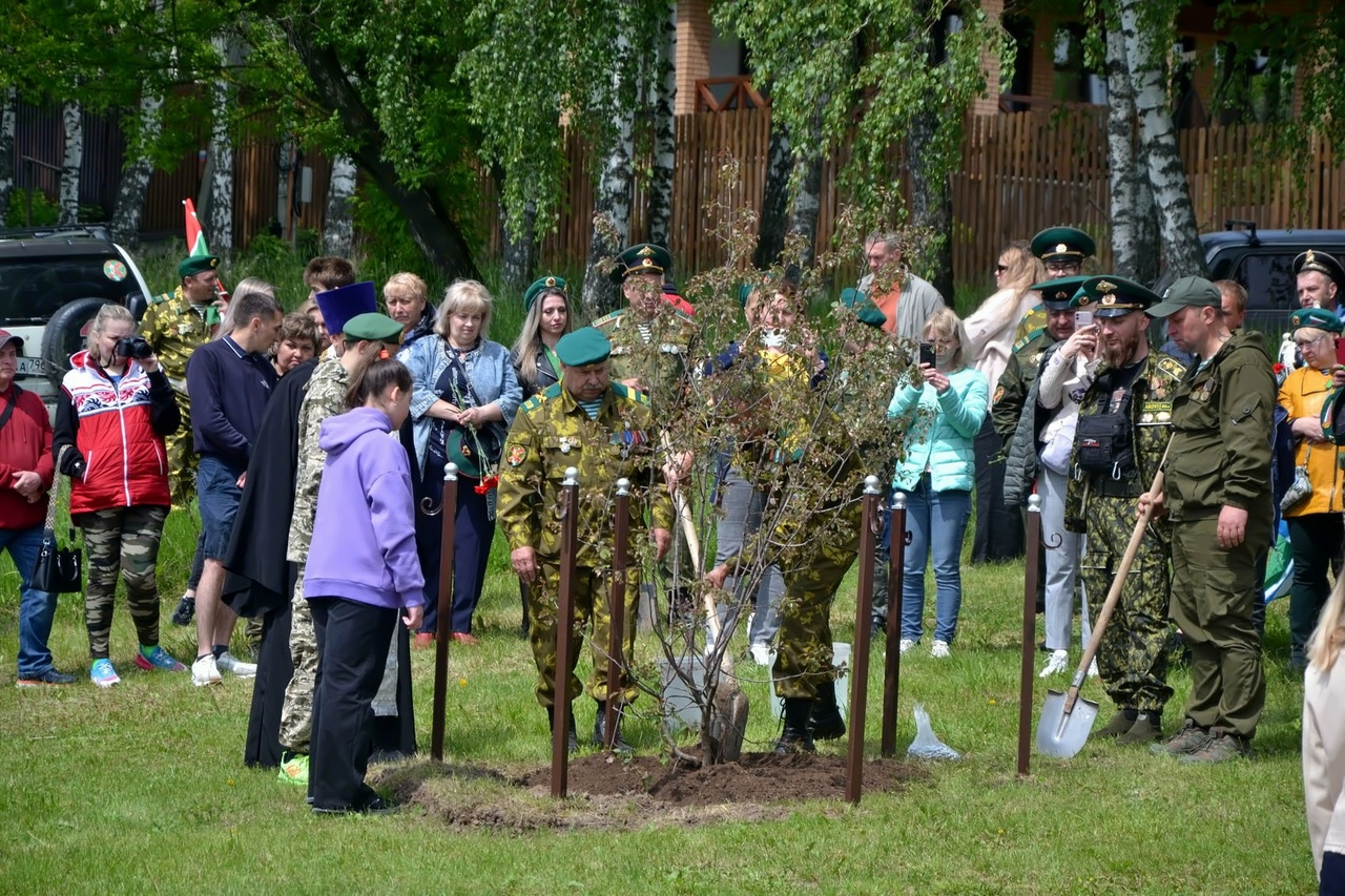 По поручению заместителя Председателя Московской областной Думы Александра Наумова коммунисты Озёр поздравили пограничников
