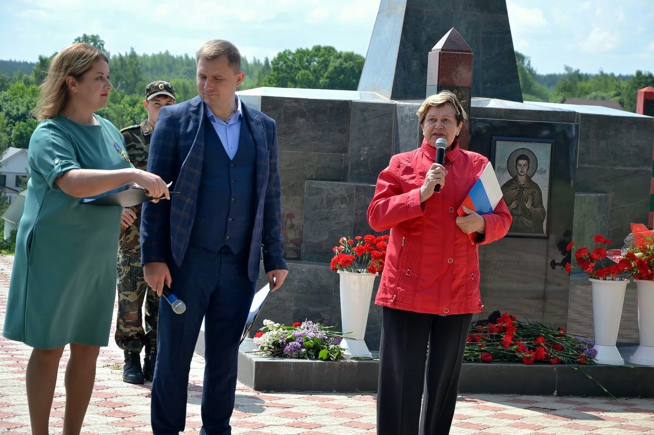 По поручению заместителя Председателя Московской областной Думы Александра Наумова коммунисты Озёр поздравили пограничников