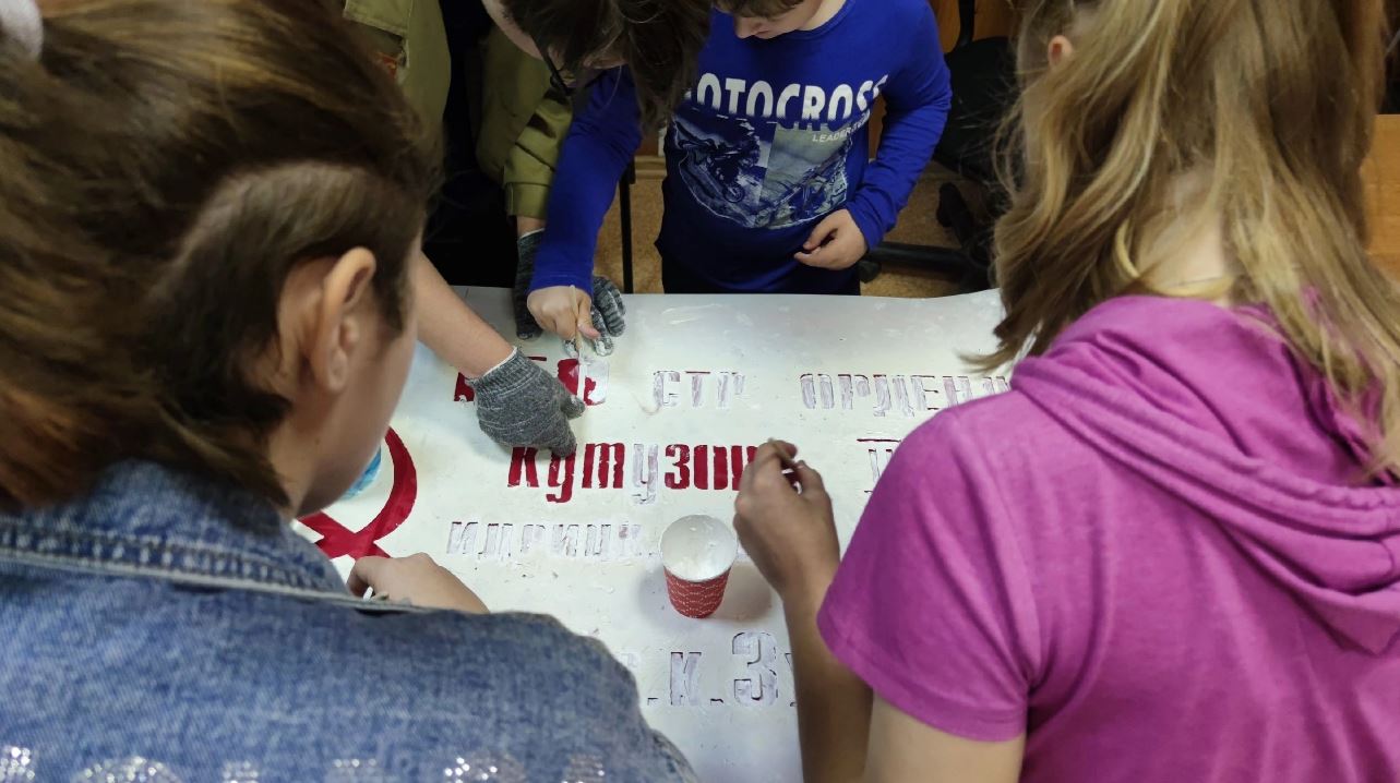 Экскурсия по экспонатам второй мировой войны и акция «Знамя нашей Победы» прошла в отделении Жуковских коммунистов