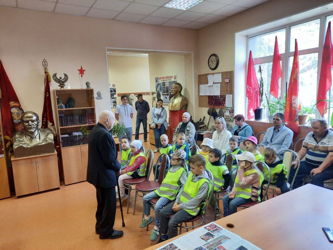 Дети в гостях у коммунистов Рузы
