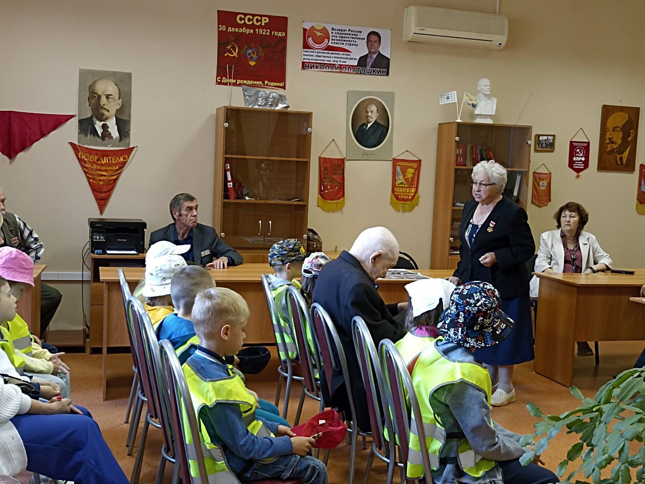 Дети в гостях у коммунистов Рузы